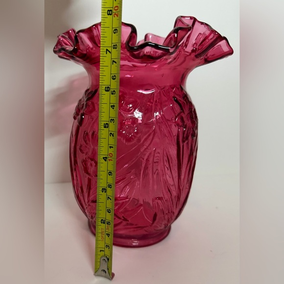 Fenton Cranberry glass vase with a ruffled rim and an embossed daffodil pattern - Picture 11 of 16